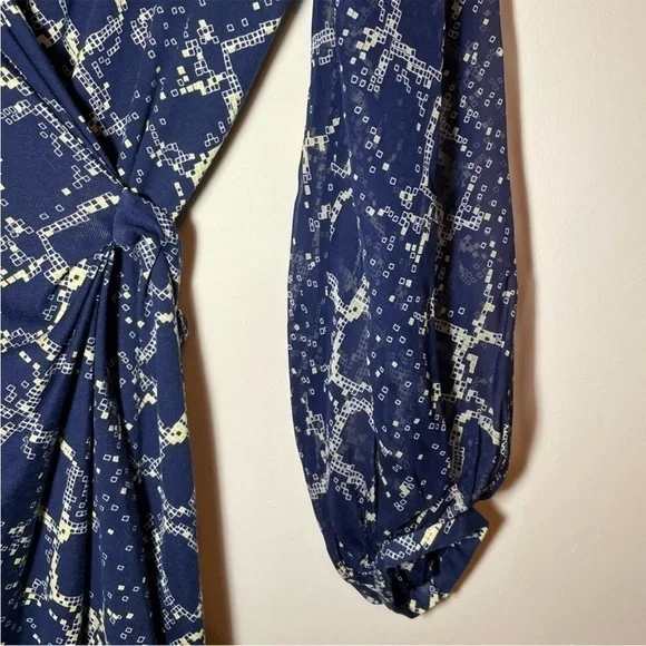 Diane Von Furstenburg Snake Wrap Dress size 4 PTP 19-22 Length 35